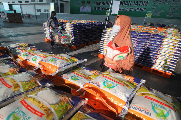 Warga membeli sembako murah saat peluncuran Lumbung Pangan Jawa Timur di JX International, Surabaya, Jawa Timur.
