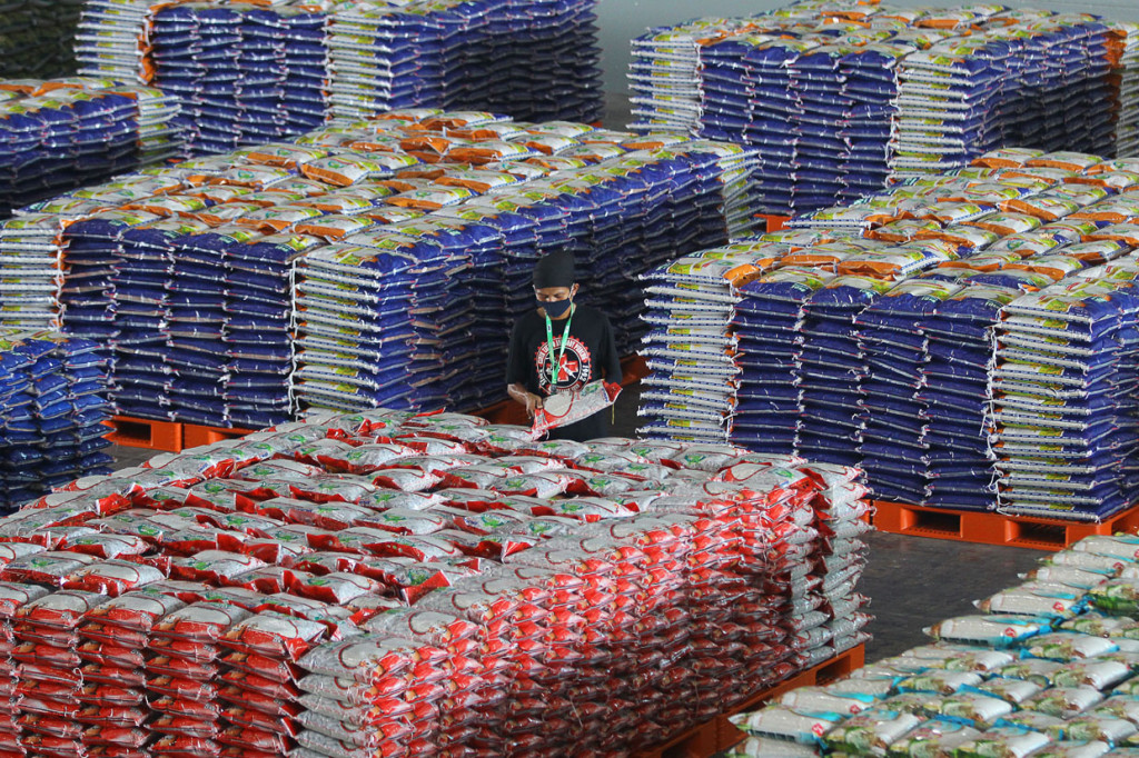 Lumbung Pangan Jawa Timur tersebut menjual kebutuhan sembako dengan harga murah yang bisa didapatkan oleh masyarakat terdampak Covid-19, baik datang secara langsung maupun melalui pemesanan secara daring dengan bebas biaya ongkos kirim.