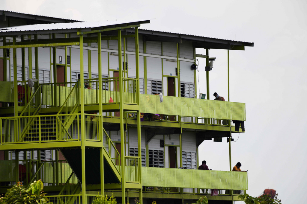 Sejauh ini, total 19 asrama pekerja asing di Singapura telah ditetapkan sebagai area isolasi, menyusul lonjakan kasus virus Korona dari kalangan pekerja migran.