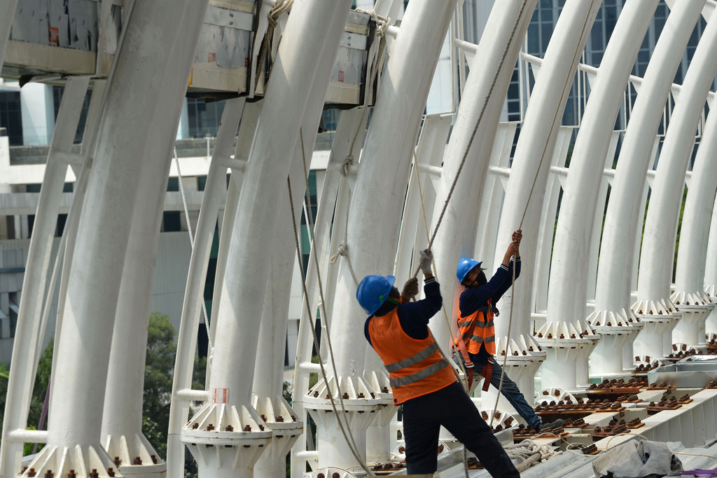 Meski pembatasan sosial berskala besar (PSBB) berlangsung di tengah wabah virus korona (covid-19) di Jakarta, proyek LRT Jabodebek tetap berjalan dengan standar keamanan kesehatan yang lebih diperketat.