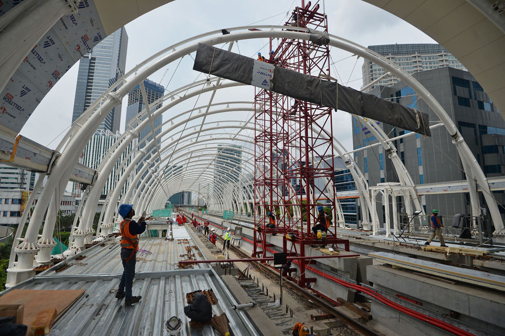Sejumlah pekerja menyelesaikan pembangunan Stasiun Kereta Api Ringan atau Lintas Rel Terpadu (LRT) Rasuna Said di Kuningan, Jakarta, Selasa, 21 April 2020.