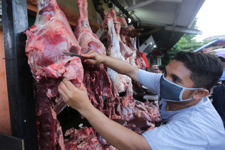 Pedagang musiman melayani pembeli daging pada hari tradisi pemotongan hewan (meugang) menyambut bulan suci Ramadan di Beurawe, Banda Aceh, Aceh, Rabu, 22 April 2020.