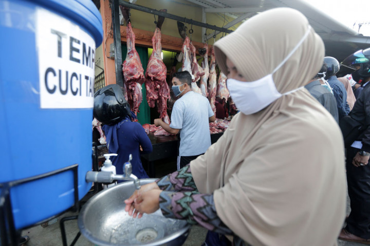 Sementara itu para pedagang lebih memilih berdagang di depan rumahnya masing-masing untuk menghindari kerumunan banyak orang di tengah pandemi virus korona (covid-19).