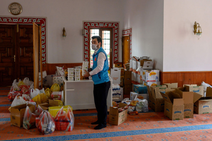 Abdulsamet Cakir, 33, imam Masjid Dedeman di Distrik Sariyer, mengemukakan gagasan untuk menjangkau kaum miskin melalui tempat ibadah setelah Turki untuk sementara melarang salat berjamaah di masjid-masjid hingga risiko wabah berlalu.