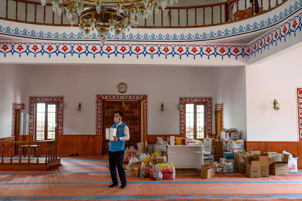 Tulisan di jendela masjid meminta siapa pun bisa meletakkan barang-barang kebutuhan pokok, sementara mereka yang membutuhkan bisa mengambilnya. 