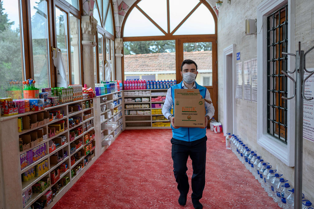 Di pintu masuk Masjid Dedeman, Istanbul, rak-rak yang biasanya diperuntukkan untuk sepatu jemaah, kini penuh dengan paket pasta, botol minyak, biskuit, seperti layaknya supermarket.  Tetapi barang-barang tersebut tidak untuk dijual, sebaliknya dibagikan kepada warga yang membutuhkan yang terdampak oleh pandemi virus korona (covid-19).