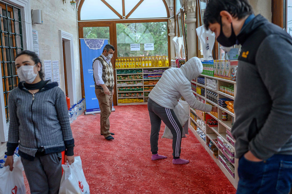 Cakir menggantung daftar di dinding masjid tempat warga yang membutuhkan bantuan untuk menuliskan nama dan nomor telepon mereka. Setelah diverifikasi, warga yang berhak mendapat bantuan dapat mengunjungi masjid dan mengambil apa pun yang mereka butuhkan, maksimal delapan item.