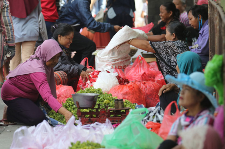 Sejumlah pedagang bunga tabur musiman yang sebagian besar tidak mengenakan masker menempati emperan toko di jalan Patimura, Kota Kediri, Jawa Timur, Rabu, 22 April 2020. 