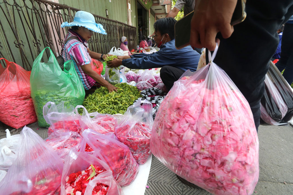 Puluhan pedagang bunga masih menempati kawasan tersebut meskipun petugas Satpol PP telah melarang dan mengimbau mereka untuk pindah ke halaman pasar Setonobetek karena dinilai melanggar physical distancing saat pandemi virus korona (covid-19).