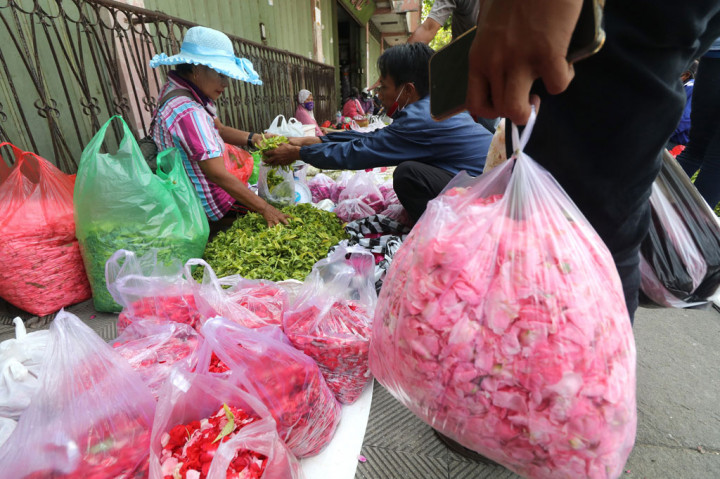 Puluhan pedagang bunga masih menempati kawasan tersebut meskipun petugas Satpol PP telah melarang dan mengimbau mereka untuk pindah ke halaman pasar Setonobetek karena dinilai melanggar physical distancing saat pandemi virus korona (covid-19).