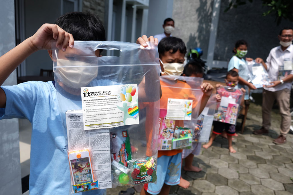 Anak-anak di Solo Mendapat Pembagian Mainan Gratis - Medcom.id