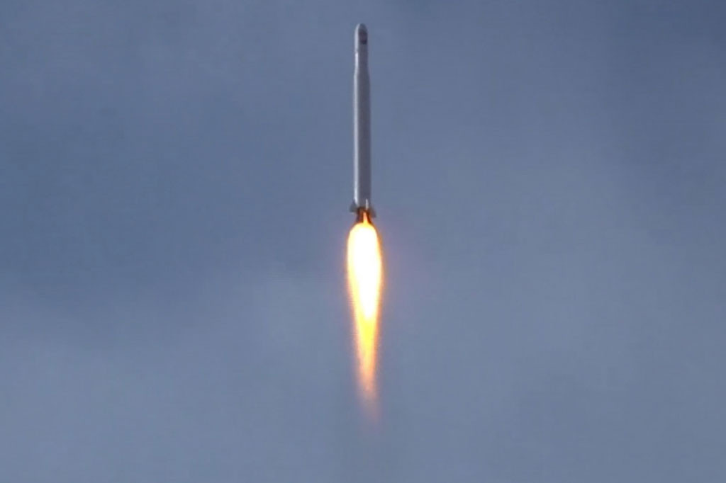 Peluncuran berlangsung pada saat hubungan Iran dan Amerika Serikat atas program nuklir dan rudal Teheran memanas, dan beberapa bulan setelah jenderal besar Iran Qassem Soleimani terbunuh dalam serangan pesawat nirawak AS di Baghdad pada 3 Januari.