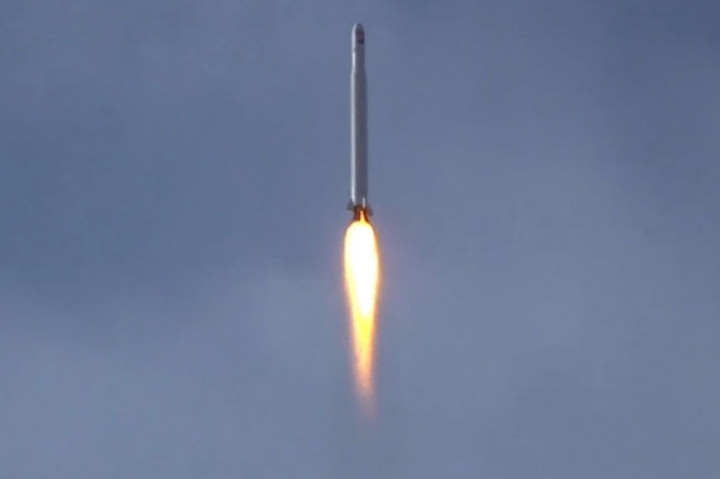 Peluncuran berlangsung pada saat hubungan Iran dan Amerika Serikat atas program nuklir dan rudal Teheran memanas, dan beberapa bulan setelah jenderal besar Iran Qassem Soleimani terbunuh dalam serangan pesawat nirawak AS di Baghdad pada 3 Januari.