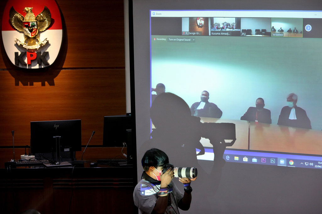 I Nyoman Dhamantra dituntut 10 tahun penjara dan denda sebesar Rp 1 miliar dengan subsider enam bulan kurungan dalam sidang pembacaan tuntutan terkait pengurusan kuota impor bawang putih. Jaksa KPK juga menuntut agar Dhamantra dicabut hak politiknya.