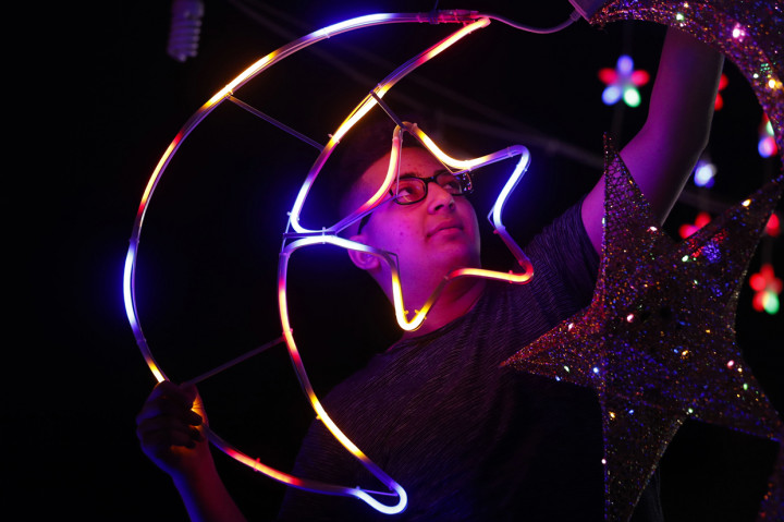 Yerussalem Timur juga mulai menyambut Ramadan dengan membuat hiasan lampu berlambang bulan bintang sebagai bukti semangat mereka tidak pernah padam saat wabah Covid-19. AFP Photo/Ahmad Gharabli