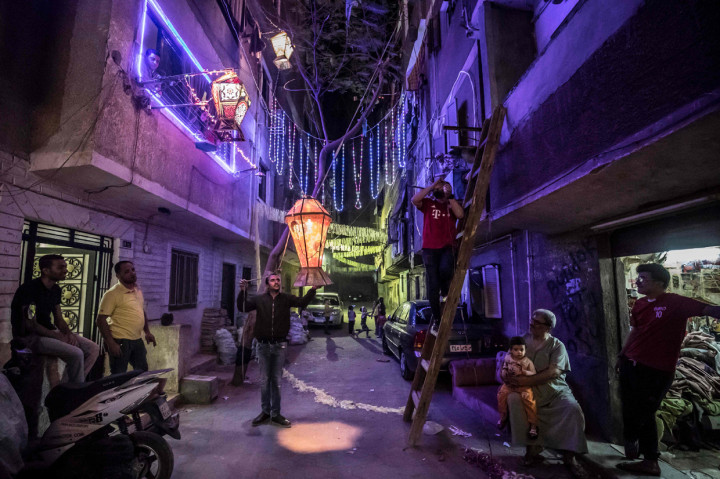 Bulan Ramadan 1441 Hijriah tinggal menghitung hari. Berbagai persiapan dilakukan warga di berbagai negara untuk menyambut bulan suci ini. AFP Photo/Khaled Desouki