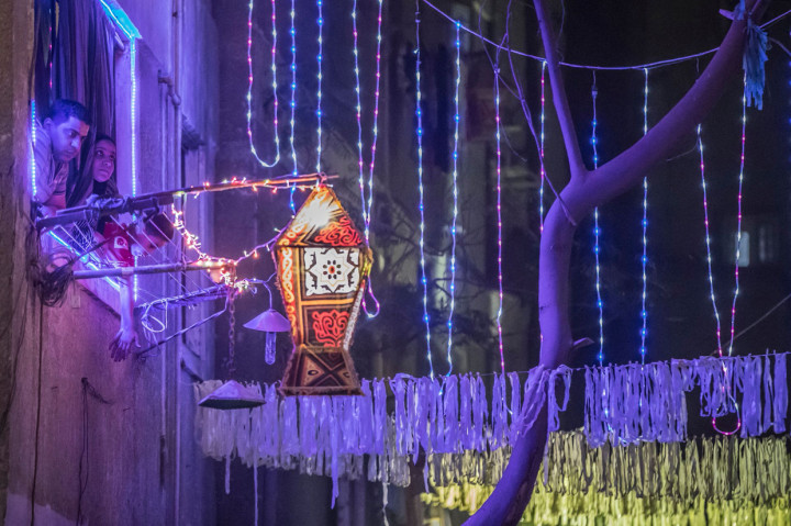Di Mesir, sejumlah warga menghiasi jalanan dan tempat tinggal mereka dengan lampu warna-warni atau lampu hias. AFP Photo/Khaled Desouki