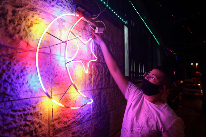 Meski saat ini kegiatan di luar rumah dibatasi karena adanya wabah Covid-19, namun hal tersebut tidak menyurutkan semangat umat muslim di dunia untuk menyambut bulan suci Ramadan. AFP Photo/Ahmad Gharabli
