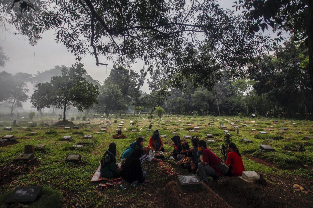 Menjelang Ramadan di Indonesia, biasanya warga setempat melakukan ziarah kubur mendoakan sanak keluarga dan kerabat yang sudah wafat. ANTARA Foto/Yulius Satria Wijaya