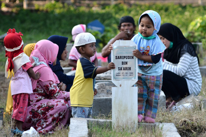 Namun, Kementerian Agama RI telah mengimbau masyarakat untuk tidak melakukan ziarah kubur jelang puasa Ramadhan 1441 H dan menggantinya dengan berdoa dari rumah mengingat situasi dan kondisi di tengah pandemi Covid-19. ANTARA Foto/Suwandy
