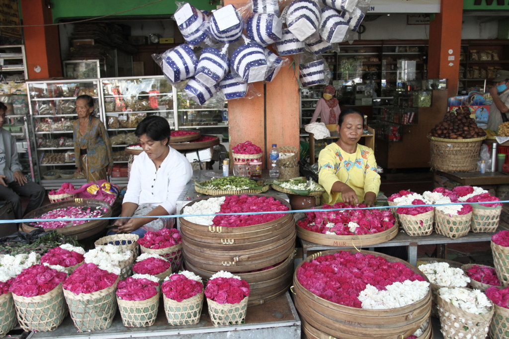 Selain itu, menjelang Ramadan juga banyak penjual bunga di Indonesia. Bunga tersebut merupakan salah satu simbol cara ziarah kubur orang Indonesia. ANTARA Foto/Hendra Nurdiyansyah