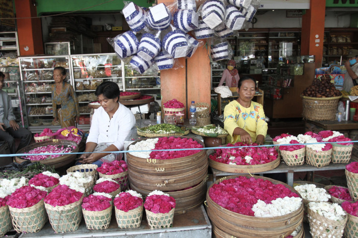 Selain itu, menjelang Ramadan juga banyak penjual bunga di Indonesia. Bunga tersebut merupakan salah satu simbol cara ziarah kubur orang Indonesia. ANTARA Foto/Hendra Nurdiyansyah