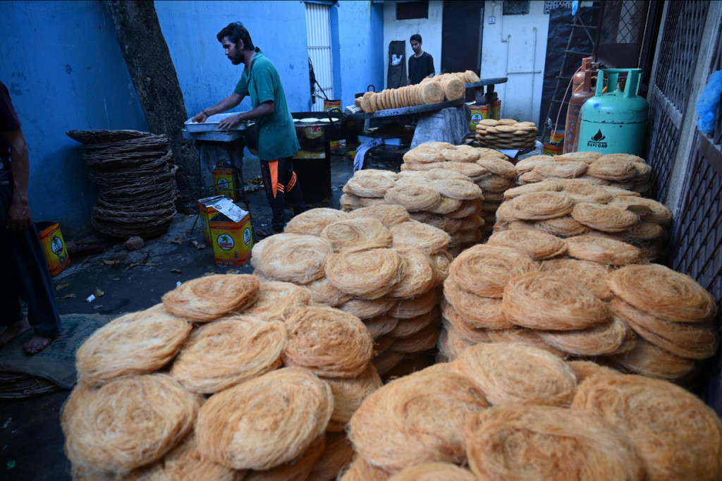 Di Pakistan, jumlah permintaan roti canai semakin banyak diminati menjelang Ramadan. Roti canai merupakan salah satu menu favorit berbuka puasa di negara tersebut. AFP Photo/Aamir Qureshi