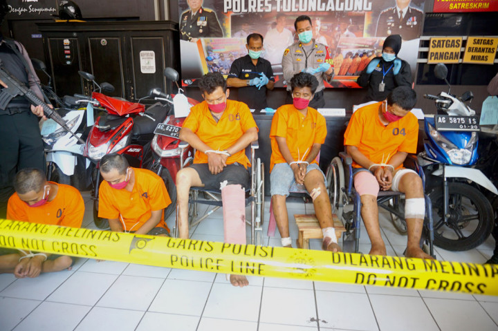 Dua dari tiga residivis yang berhasil ditangkap ini (satu residivis lain masih buron) diketahui baru bebas bersyarat dari LP Klas IIB Tulungagung melalui program asimilasi khusus dampak pandemi covid-19 pada 6 April dan sudah lima kali terlibat aksi pencurian sepeda motor di seputar wilayah Tulungagung.