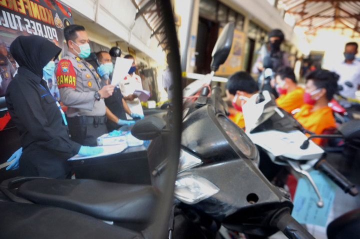 Kasat Reskrim Polres Tulungagung AKP Ardyan Yudo Setyantono (kedua kiri) membacakan kronologi penangkapan kembali narapidana asimilasi karena terlibat aksi pencurian sepeda motor, di Mapolres Tulungagung, Tulungagung, Jawa Timur, Rabu, 22 April 2020.