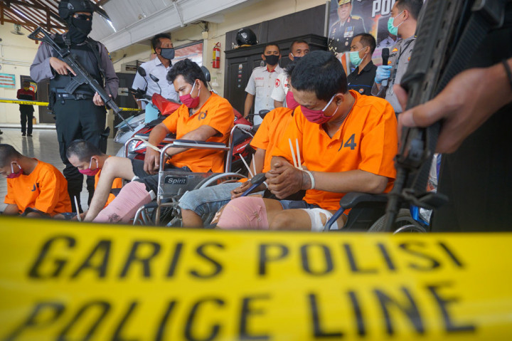 Mereka terpaksa ditembak kakinya karena berusaha melawan petugas saat akan diringkus. Saat dimintai keterangan mereka terpaksa mencuri lagi karena terdesak masalah ekonomi.