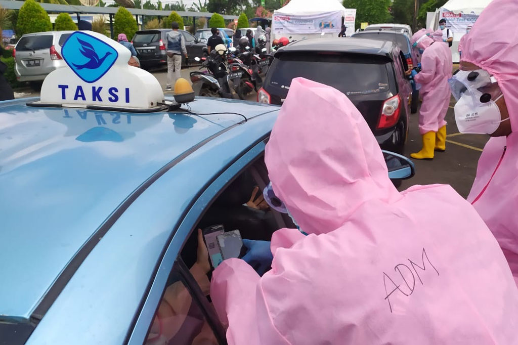 Dalam rangka menekan penyebaran virus korona (covid-19) Homecare24 bersama Medcom.id menyelenggarakan rapid test (tes cepat) gratis di kawasan gedung Media Group, Kedoya, Kebon Jeruk, Jakarta.