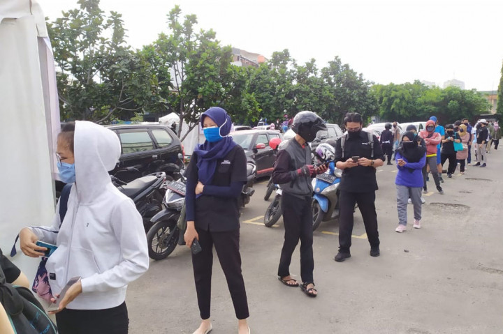 Karyawan Media Group dan masyarakat umum rela antre dengan tetap melakukan physical distancing atau menjaga jarak fisik.