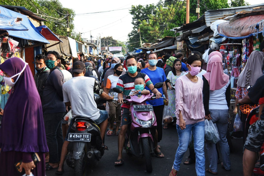 Menjelang datangnya bulan suci Ramadan, warga berburu kebutuhan pokok di Pasar Jangkrik, Pisangan Baru, Matraman, Jakarta Timur, Kamis, 23 April 2020.