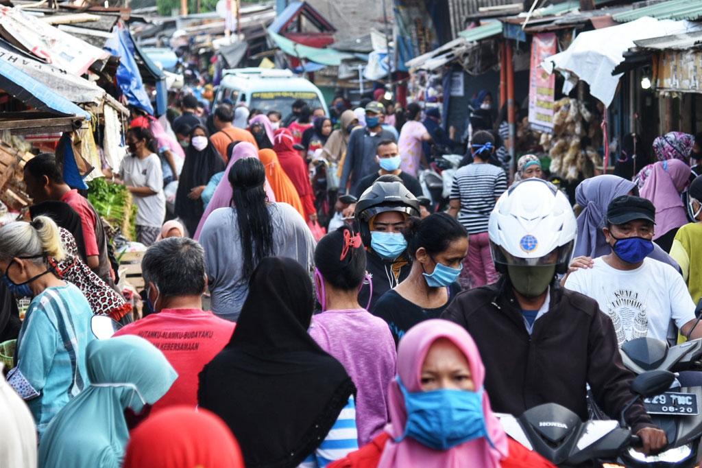 Suasana kepadatan pengunjung saat berbelanja di Pasar
Jangkrik, Pisangan Baru, Matraman, Jakarta Timur, Kamis, 23 April 2020 pagi.