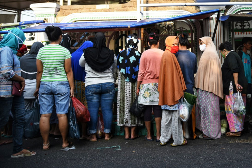Banyaknya warga yang berbelanja membuat kawasan pasar tersebut penuh sesak, di saat Pemda DKI menerapkan pembatasan sosial berskala besar (PSBB) untuk mencegah penyebaran virus korona (covid-19).