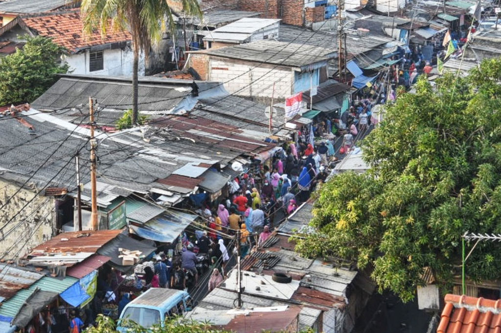 Pengunjung pasar tidak menerapkan social distancing dan physical distancing yang merupakan salah satu langkah yang disarankan untuk mencegah penyebaran virus korona. 