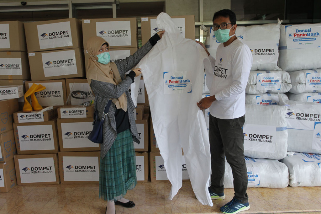 Dompet Kemanusiaan Media Group (DKMG) kembali menyalurkan 29.700 alat pelindung diri (APD). Bantuan diserahkan kepada relawan Co-Hope untuk didistribusikan ke sejumlah rumah sakit (RS) di Indonesia.