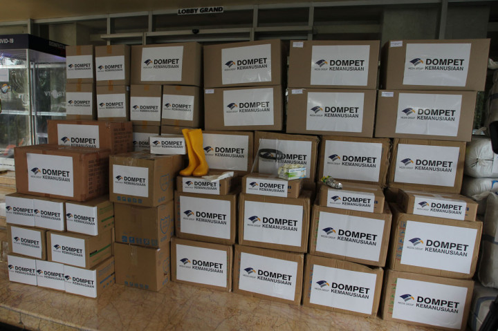 Sementara itu, donasi yang diberikan pemirsa Media Group berbentuk 28.200 APD. Alat-alat ini meliputi 20.000 sarung tangan medis, 2.000 apron plastik, 5.000 masker, 500 kacamata, 500 pelindung muka, dan 200 sepatu bot.