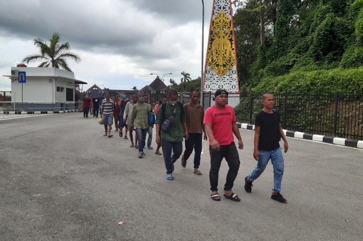 Sejumlah Pekerja Migran Indonesia (PMI) dari Malaysia memasuki perbatasan Indonesia di Pos Lintas Batas Negara (PLBN) Entikong, Kabupaten Sanggau, Kalimantan Barat.

