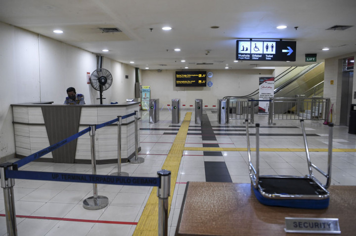 Pengelola Terminal Pulogebang menutup operasional layanan bus antar kota antar provinsi (AKAP) mulai 24 April 2020, setelah berlakunya kebijakan larangan mudik dari pemerintah. 