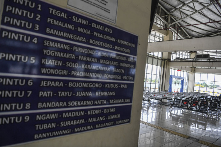 Suasana sepi di area keberangkatan antar kota Terminal Pulo Gebang, Jakarta, Jumat, 24 April 2020.