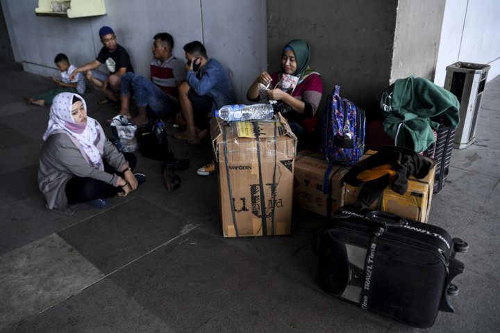 Calon penumpang bus antar kota antar provinsi (AKAP) telantar di Terminal Pulo Gebang, Jakarta.