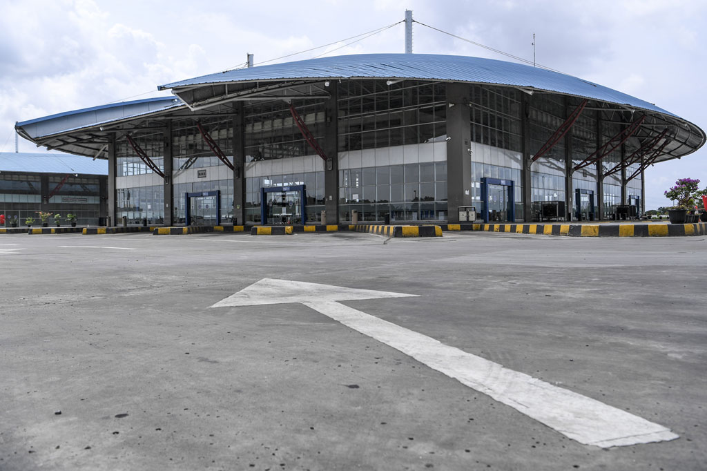 Selain sepi penumpang, tidak terlihat pula antrean bus yang biasanya berjejer di terminal tersebut. 