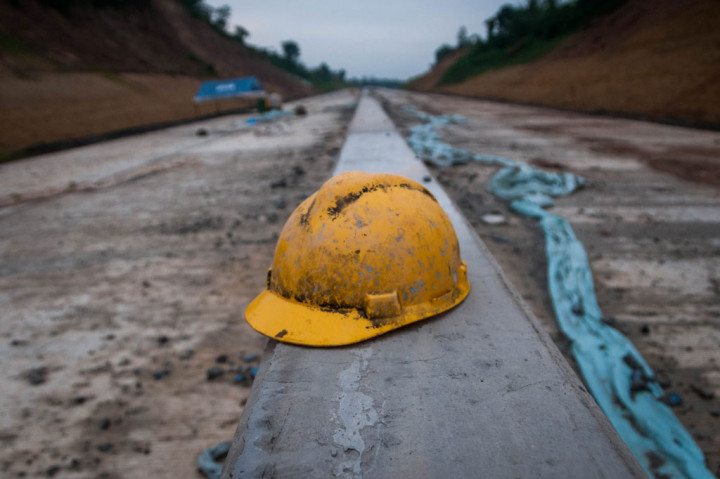 Suasana proyek pembangunan jalan tol Serang - Panimbang yang berhenti sementara di Desa Kalanganyar, Lebak, Banten, Jumat, 24 April 2020.