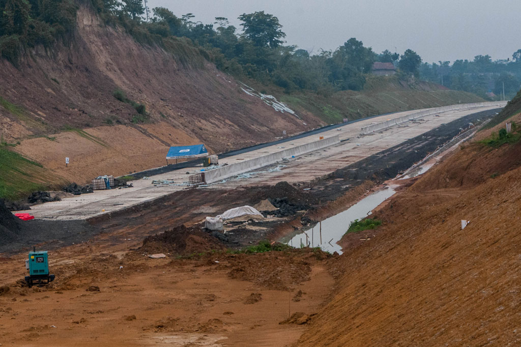 Menteri PUPR Basuki Hadimuljono memutuskan untuk menghentikan sementara pekerjaan pembangunan jalan tol Serang-Panimbang dalam rangka pencegahan penyebaran COVID-19 selama 14 hari, berlaku sejak pengajuan surat usulan penghentian sementara oleh Direktur Jenderal (Dirjen) Bina Marga.