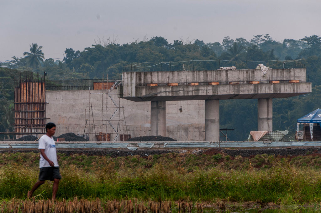 Keputusan penghentian sementara proyek tol Serang - Panimbang tersebut diambil berdasarkan pertimbangan atas laporan adanya satu karyawan di lokasi proyek yang berstatus pasien dalam pengawasan (PDP).