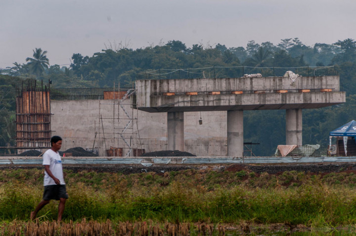 Keputusan penghentian sementara proyek tol Serang - Panimbang tersebut diambil berdasarkan pertimbangan atas laporan adanya satu karyawan di lokasi proyek yang berstatus pasien dalam pengawasan (PDP).