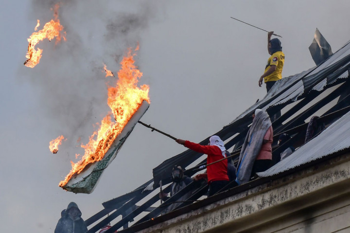 Tahanan membakar kasur di atap Penjara Villa Devoto, Buenos Aires, Jumat, 24 April 2020 waktu setempat, selama kerusuhan menuntut tindakan untuk mencegah penyebaran virus korona (covid-19).