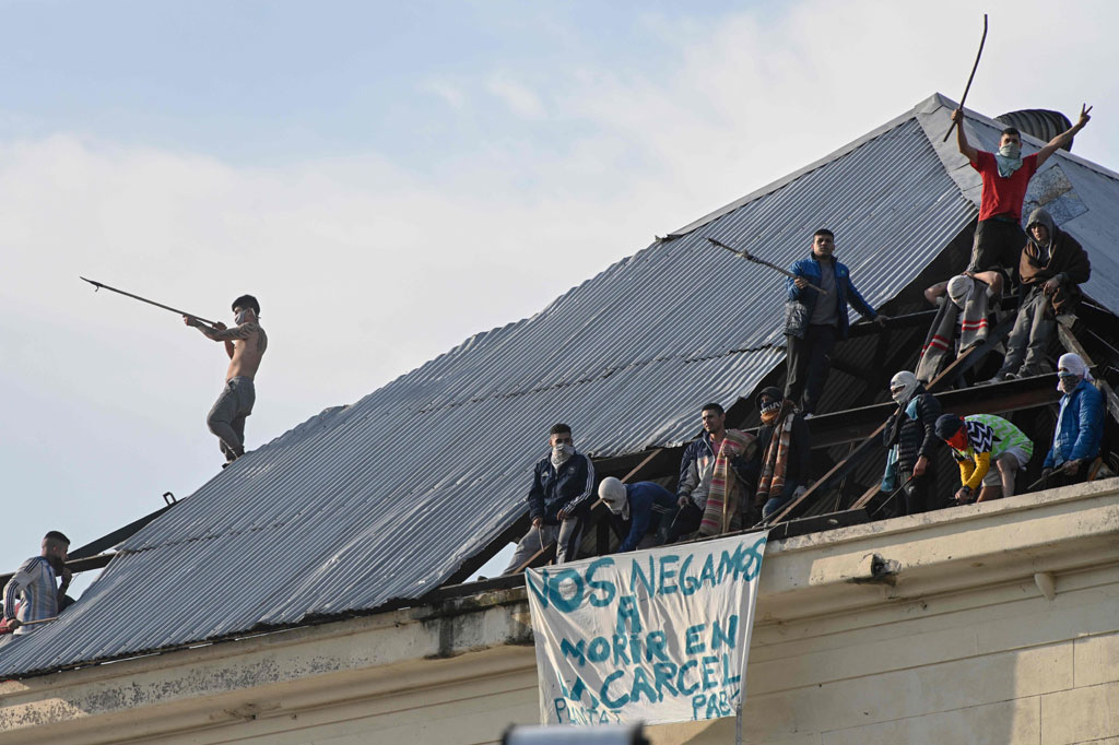 Puluhan tahanan di sebuah penjara di ibu kota Argentina, Buenos Aires, Jumat, 24 April 2020 waktu setempat, mengamuk. Mereka menuntut dibebaskan dan tindakan kesehatan segera setelah kasus virus korona (covid-19) terkonfirmasi di dalam penjara tersebut.