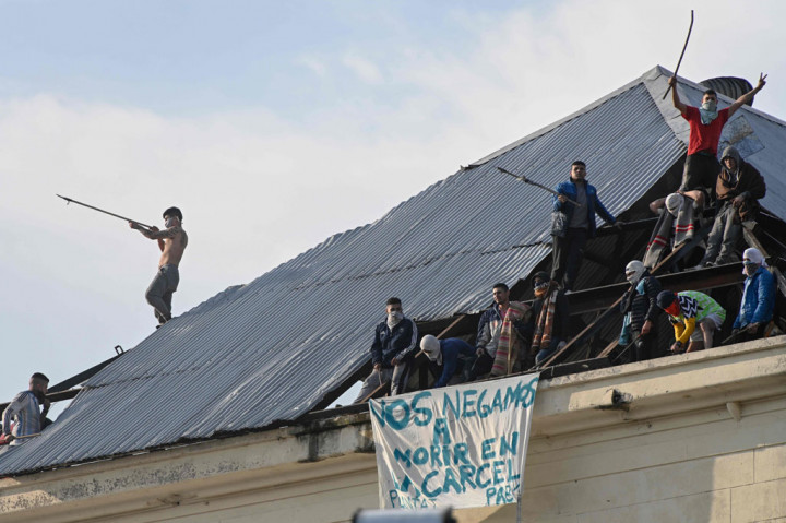 Puluhan tahanan di sebuah penjara di ibu kota Argentina, Buenos Aires, Jumat, 24 April 2020 waktu setempat, mengamuk. Mereka menuntut dibebaskan dan tindakan kesehatan segera setelah kasus virus korona (covid-19) terkonfirmasi di dalam penjara tersebut.